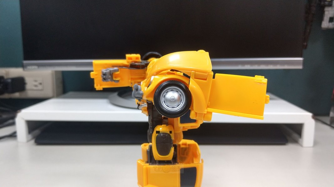 Bumblebee The Movie Energon Igniters   In Hand Images Of Optimus Prime Bumblebee And Barricade  (26 of 59)